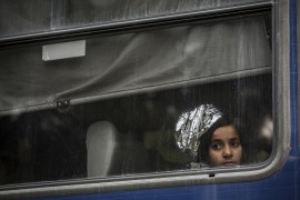 <p>Una niña recién llegada a Lesbos mira a través de la ventana del autobús que la conducirá al campo de Moria.</p>