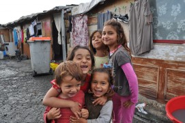 <p>Niños en la Cañada Real de Madrid</p>