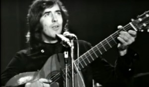 <p>Joan Manuel Serrat, durante una actuación en los años 70.</p>