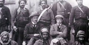 <p>Mark Sykes, junto a la Guardia Libanesa antes de firmar el acuerdo de Sykes-Picot en noviembre de 1916</p>