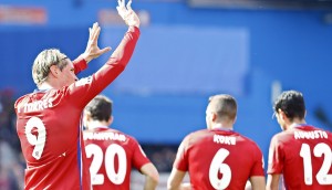<p>Fernando Torres dedica a la afición su gol frente al Real Betis (5-1)</p>