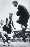 <p>Ricardo Zamora atrapa el balón durante un partido. Wikipedia</p>