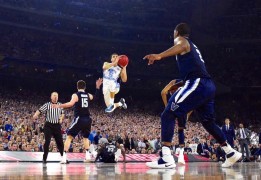 <p>El jugador de North Carolina Marcus Paige anotando un triple durante la final de la NCAA 2016 contra Villanova Wildcats. </p>