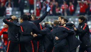 <p>El cuerpo técnico del Atlético de Madrid celebra el pase a la final de la Champions League</p>