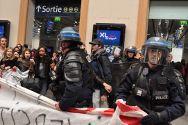 <p>Los antidisturbios intentan retirar una pancarta a un grupo de estudiantes en la estación de trenes de Saint Lazare (París).</p>