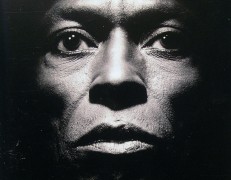 <p>Carátula de<em> Tutu</em> (1986), álbum de estudio de Miles Davis.</p>