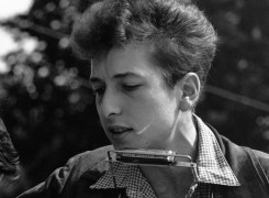 <p>Bob Dylan, durante un concierto por los derechos civiles, en 1963.</p>