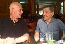 <p>Javier Valenzuela y Mohamed Mrabet, en una cafetería de Tánger.</p>