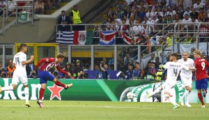 <p>Griezman dispara en la final de la Champions League frente al Real Madrid</p>