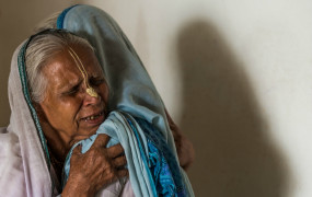 <p>Sachirani Dasi (izquierda), 70, viuda desde los 45 años. No tiene hijos. Chapla Nath (derecha) tiene un hijo y dos hijas. Se casó con 15 años. Después de ocho años de matrimonio su marido falleció. </p>
