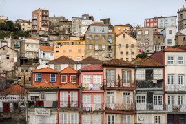 <p>Las casas desconchadas conviven con el turismo <em>cool</em> en Oporto.</p>