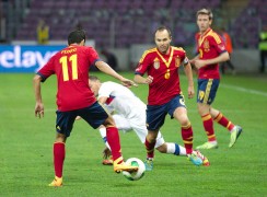 <p>Iniesta, en un segundo plano, entrega el balón a Pedro, de espaldas, durante un partido de la selección española</p>
