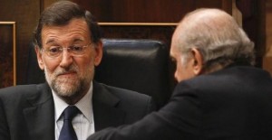 <p>Mariano Rajoy y Jorge Fernández Díaz hablando en el Senado</p>