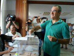<p>Juan Pedro Yllanes, cabeza de lista al de Units Podem Més al Congreso, votando.</p>