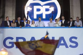 <p>Mariano Rajoy, rodado de su equipo y al lado de su mujer, celebra la victoria del PP.</p>