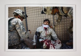 <p>Médicos estadounidenses de la base de operaciones de Howz-e- Madad tratan a un empleado afgano de una compañía de seguridad privada, quien ha resultado gravemente herido. El miliciano afgano estaba custodiando un convoy de la OTAN cuando fue emboscado por los talibanes. 17 de julio de 2010, Zhari District, provincia de Kandahar, Afganistán.</p>