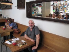 <p>Ramón Lobo, en la cafetería de la librería “La Central”, en Madrid.</p>