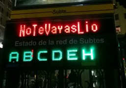 <p>Cartel luminoso en la red de metro de Buenos Aires para pedirle a Messi que no deje la selección argentina.</p>