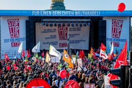 <p>Protestas contra el TTIP y el CETA en octubre del 2015 en Berlín. </p>