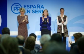 <p>Ana Pastor junto a Esperanza Aguirre y Andrea Levy durante el Congreso del Partido Popular de diciembre de 2015</p>