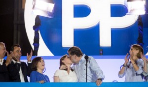 <p>Mariano Rajoy acompañado por su mujer y la plana mayor del partido durante la noche electoral del 26J</p>