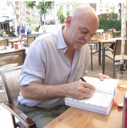 <p>Martín Caparrós dedica su libro a un lector. </p>