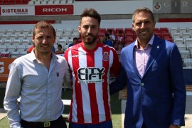 <p>Álex Menéndez, en el centro, en su presentación como jugador del Girona FC</p>