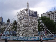 <p>Pirámide de la Asociación Madres de Plaza de Mayo con instantáneas de los desaparecidos durante la dictadura de Videla / WIKIPEDIA</p>