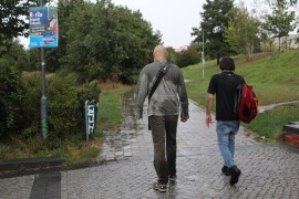 <p>Nasiim acompaña a otro amigo refugiado a su albergue. En el camino, hay carteles del partido ultraderechista AfD.</p>