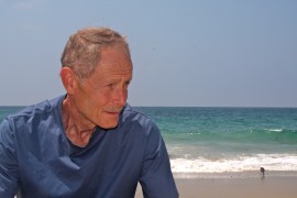 <p>El escritor y periodista Erri de Luca, en la playa.</p>