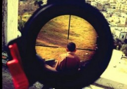 <p>Foto colgada por un soldado israelí en su Instagram de un niño palestino en la mirilla de su fusil.</p>