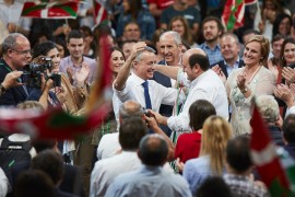 <p>El candidato a lehendakari, Íñigo Urkullu, abraza al presidente del PNV, Andoni Otuzar.</p>