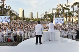 <p>El presidente de Colombia, Juan Manuel Santos, y el líder de las FARC, Rodrigo Londoño, en la firma del acuerdo de paz.</p>