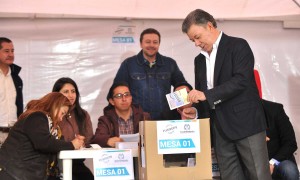 <p>El presidente Santos vota del domingo 2 de octubre en el referéndum por la paz de Colombia. </p>