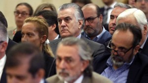 <p>Francisco Correa, Luis Bárcenas y otros acusados durante el juicio por la trama Gürtel. </p>
