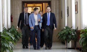 <p>En primer término, Javier Fernández, presidente de la gestora del PSOE, y Antonio Hernando, portavoz parlamentario.</p>