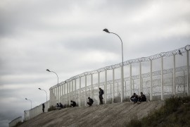 <p>La gran valla que rodea la carretera junto a la<em> jungla </em>para evitar<em> </em>que los migrantes intenten subir a los camiones que cruzan a Reino Unido. Los habitantes del asentamiento suelen subir hasta las lomas donde están estas alambradas para usar sus teléfonos ya que en ellas hay mejor cobertura. </p>