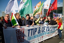 <p>Manifestación contra el TTIP y el CETA en Berlín en octubre de 2015.</p>