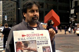 <p>Arun Gupta muestra un ejemplar de<em> The Occupied Wall Street Journal</em>, publicación de la que es fundador.</p>