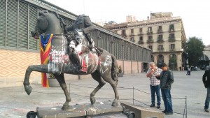 <p>La escultura ecuestre de un Franco sin cabeza, que forma parte de la muestra inaugurada el lunes 17 de octubre en Barcelona, cubierta de pintura y grafitis.</p>
