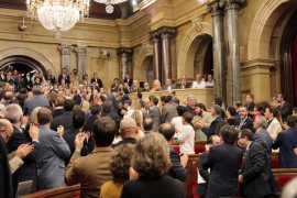 <p>Aplausos a las víctimas de procesos franquistas en el Parlament el pasado miércoles 19 de octubre. </p>