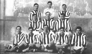 <p>Primera imagen del equipo colchonero vistiendo de rojiblanco en 1911, extraída del libro 'Instantes de una historia diferente'.</p>