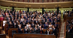 <p>La bancada popular recibe con aplausos a Mariano Rajoy tras ser investido presidente del Gobierno.</p>