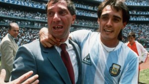 <p>Carlos Bilardo, festejando el campeonato del Mundo, en México, en 1986.</p>