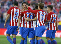 <p>Los jugadores celebran un tanto de Carrasco, en el partido contra el Málaga el 15 de octubre. </p>