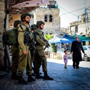 <p>Soldados israelíes patrullan una calle de Hebrón (Cisjordania) en mayo de 2015.</p>