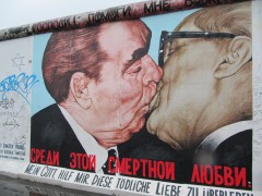 <p>Mural satírico de la famosa fotografía del beso entre Leonid Brezhnev y Erich Honecker, en East Side Gallery (Berlín).</p>