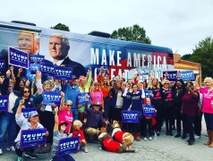 <p>Acto de la campaña del equipo Trump-Pence en Carolina del Norte junto a una multitud de mujeres</p>