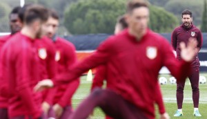 <p>Los jugadores del Atlético de Madrid y el Cholo Simeone durante un entrenamiento. </p>