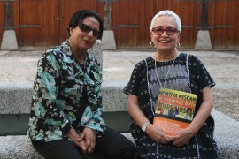 <p>Las activistas Diana Meza y Alda Facio en el Centro Cultural La Corrala</p>
